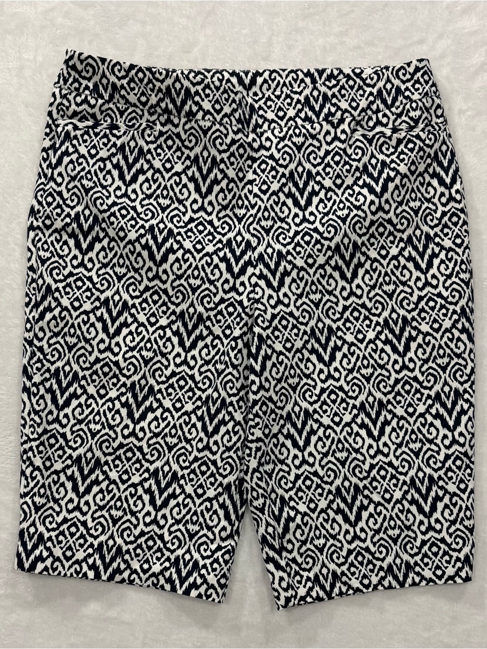 Chico’s Black & White Geometric Stretch Bermuda Shorts Size 2.5 = Women’s L/14